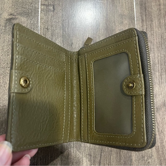 Fossil  Women's Logan Small RFID Bifold leather Olive Green wallet - Picture 3 of 8